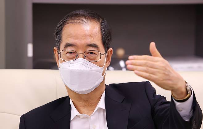 한덕수 국무총리가 16일 세종시 정부세종청사에서 열린 출입기자단 간담회에서 질문에 답변하고 있다. /연합뉴스