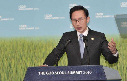 이명박 전 대통령의 내외신 기자회견 장면. /조선DB