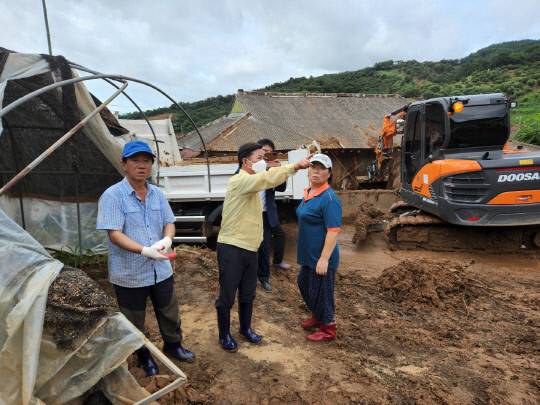 박정현 군수가(가운데) 부여군 은산면 경둔리 침수피해 현장을 점검하고 있다. 사진=부여군 제공