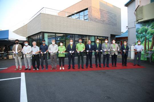 금산군은 지난 12일 국내 유일의 인삼 씨앗과 묘삼을 판매하는 장소로 역사적인 가치를 지니고 있는 중도1리 씨전마당 마을기록관을 준공했다.사진=금산군 제공