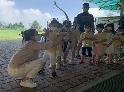 홍성군청 양궁팀이 유치원들을 대상으로 재능을 기부, 어린이들에게 양궁에 대한 호기심을 자극했다. 사진=홍성군 제공