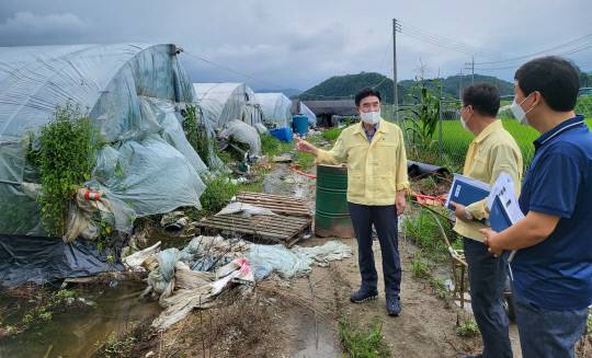 이응우 시장이 집중호우로 인해 피해가 발생한 지역을 방문해 피해상황을 확인하고 신속한 피해복구를 지시하고 있다. 사진=계룡시 제공
