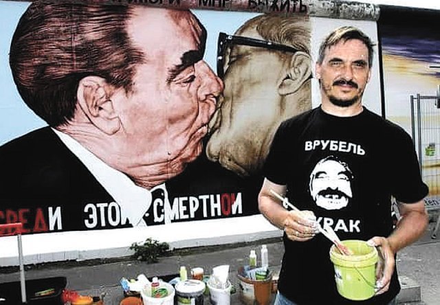 2009년 독일 베를린 장벽의 유명 벽화 ‘형제의 키스’ 복원 작업을 하고 있는 러시아 화가 드미트리 브루벨. 사진 출처 페이스북