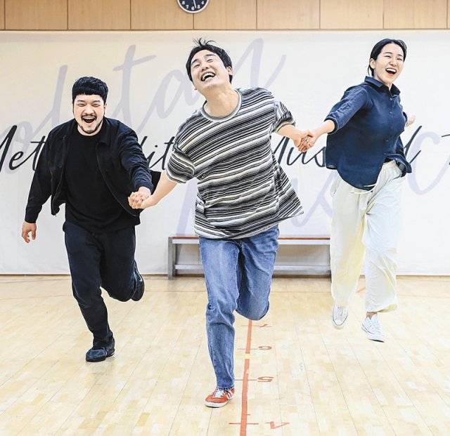 서울 종로구 세종문화회관 연습실에서 뮤지컬 ‘원더보이’ 출연 배우들이 넘버 ‘우주의 모든 별들이 운행을 멈췄던 순간을 기억하며’에
 맞춰 춤추고 있다. 왼쪽부터 재진 역의 이승재, 정훈 역의 김범준, 강토 역의 이혜란. 세종문화회관 제공