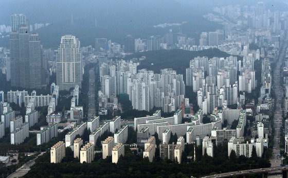 서울 송파구 롯데월드타워 서울스카이에서 바라본 강남구 아파트단지 모습. 뉴스1