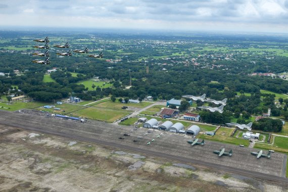 공군 블랙이글스와 필리핀 공군 FA-50PH가 우정비행을 하고 있다. 사진=공군 제공