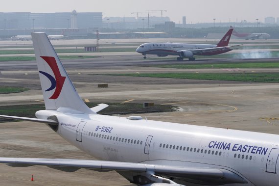지난 2020년 6월 4일 중국 상하이 공항에서 포착된 중국 동방항공 여객기.로이터뉴스1