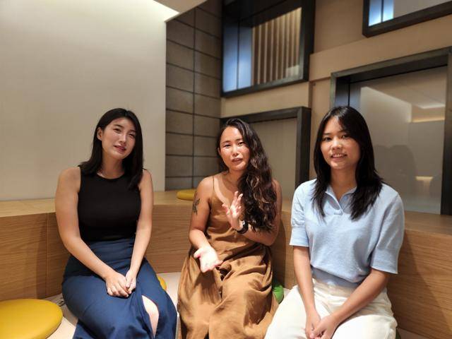 11일 서울 용산구 제일기획 본사에서 해양쓰레기와 과자를 교환하는 플로깅 캠페인 씨낵(SEANACK)에 대해 프로젝트 참여자들이 설명하고 있다. 왼쪽부터 김지은 환경재단 PD, 현혜원 제일기획 카피라이터, 이아진 제일기획 아트디렉터. 박소영 기자