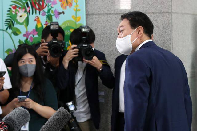 윤석열 대통령이 12일 오전 서울 용산 대통령실 청사로 출근하며 취재진의 질문에 답하고 있는 모습. 서재훈 기자