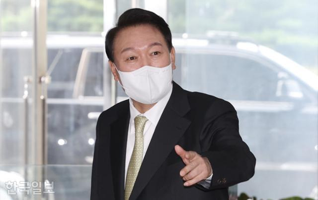 윤석열 대통령이 12일 서울 용산 대통령실 청사로 출근하며 취재진의 질문에 답하고 있다. 서재훈 기자