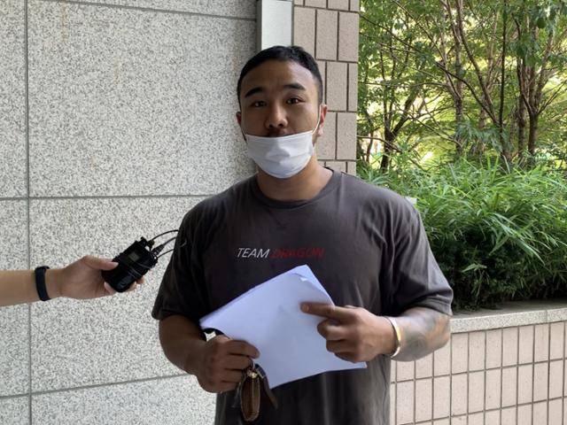 예모(32)씨가 16일 오후 인천 미추홀구 인천지법에서 지난 3월 당시 투표함 이송 방해 혐의 등에 대한 입장을 말하고 있다. 연합뉴스