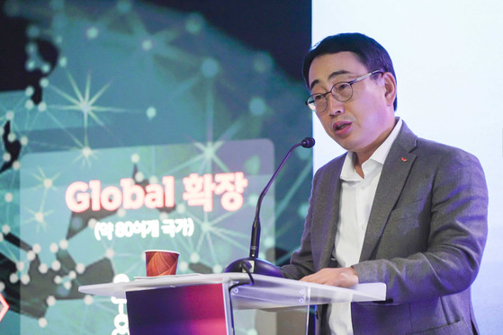 유영상 SK텔레콤 대표가 지난 3월 스페인 바르셀로나에서 열린 기자간담회에서 미래 사업 계획을 발표하고 있다.. SK텔레콤 제공