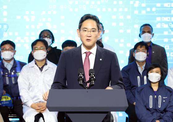 이재용 삼성전자 부회장이 지난 20일 경기도 평택시 삼성전자 반도체 공장을 방문한 조 바이든 미국 대통령과 윤석열 대통령의 공장 시찰을 안내한 뒤 인사말을 하고 있다. 연합뉴스