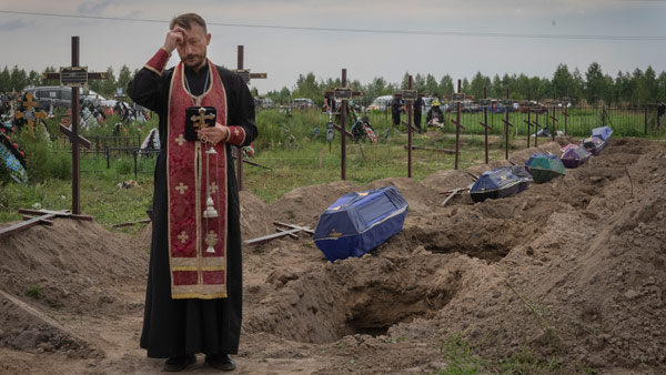 민간인 전쟁 희생자 위해 기도하는 우크라이나 사제 [자료사진: 연합뉴스 제공]
