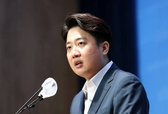 이준석 국민의힘 대표가 13일 오후 서울 여의도 국회 소통관에서 기자회견을 열고 발언하고 있다. [사진=뉴시스]