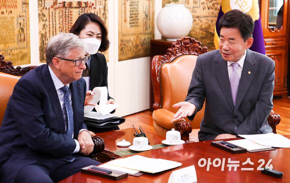 김진표 국회의장이 16일 서울 여의도 국회 본청 의장실에서 열린 빌 게이츠 '빌 앤드 멀린다 게이츠 재단' 공동이사장과의 환담에서 발언하고 있다. [사진=김성진 기자]