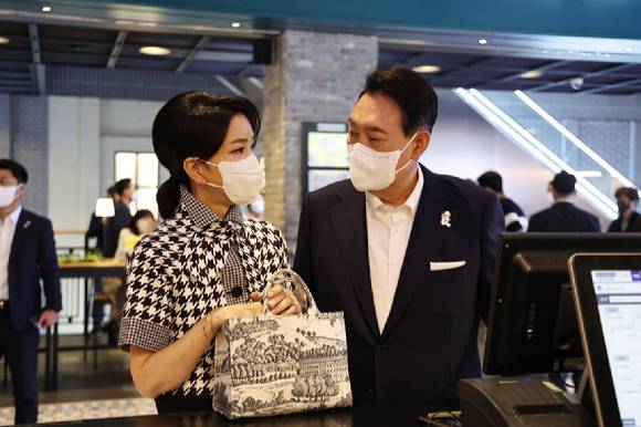 윤석열 대통령과 부인 김건희 여사가 서울 시내 한 영화관에서 영화 '브로커' 관람 전 팝콘을 구입하고 있다. [사진=대통령실]