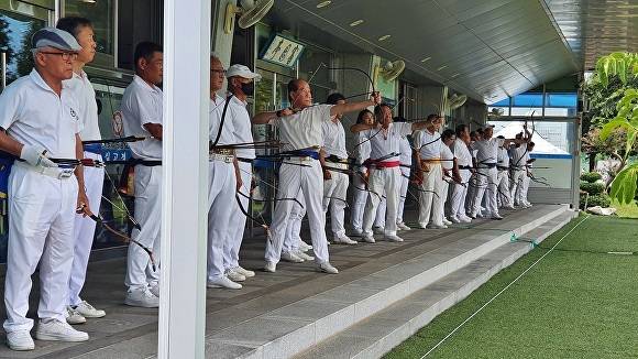 전라북도 부안군에서 개최한 부안군수기 궁도대회 시합중이다.[사진=부안군청]