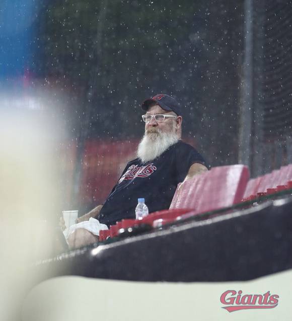 롯데 자이언츠의 열혈팬으로 팬들에게 유명한 캐리 마허 전 영신대 교수가 16일 세상을 떠났다. 항년 68세다. [사진=롯데 자이언츠]