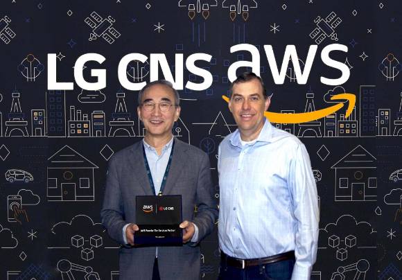 LG CNS 김영섭 사장(왼쪽)과 AWS 맷 가먼(Matt Garman) 수석 부사장이 LG CNS의 'AWS 프리미어 티어 파트너' 자격 획득 기념 사진을 촬영하고 있는 모습 [사진=LG CNS]