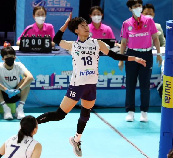 한국도로공사 김세인이 지난 14일 열린 페퍼저축은행과 컵대회 조별리그 B조 첫 경기 도중 서브를 넣고 있다. [사진=발리볼코리아닷컴]