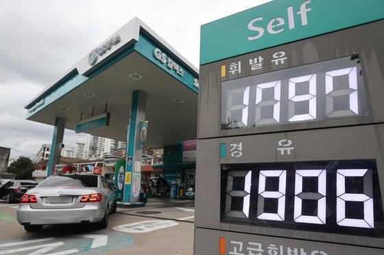15일 서울 한 셀프주유소에 표시된 휘발유와 경유 가격. 경유가 훨씬 비싸다. [연합뉴스]
