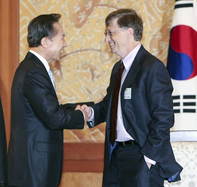 지난 2008년 이명박 당시 대통령이 청와대에서 빌 게이츠 당시 마이크로소프트 회장을 접견, 악수하고 있다. 연합뉴스