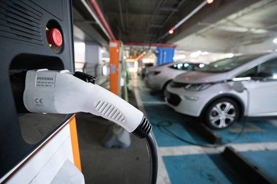 서울 시내의 한 대형쇼핑몰 주차장에 설치된 전기차 충전소. 뉴스1