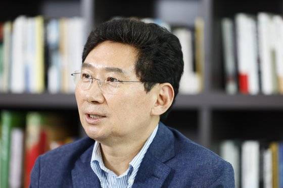 이상일 용인특례시장이 지난 5일 경기도 용인시 처인구 삼가동 용인시청 시장실에서 이뤄진 중앙일보와 인터뷰에서 용인 반도체 클러스터 추진 상황에 대해 설명하고 있다. 김현동 기자