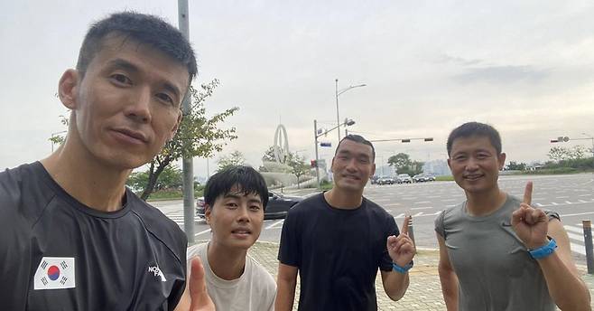 ‘2022 815런’에 참여하고 있는 전 축구 국가대표 이영표와 조원희. 사진 션 인스타그램 캡처