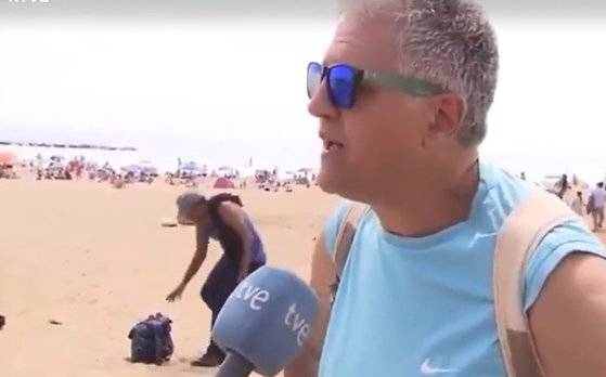 스페인 바르셀로나에서 생방송 카메라에 좀도둑이 물건을 훔치는 장면이 찍혔다. 인터넷 캡처