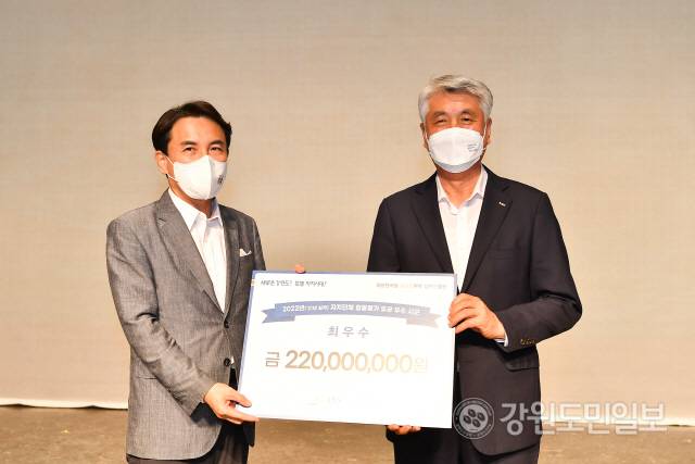 ▲ 김진태(사진 왼쪽)도지사가 최승준 군수에게 시·군 종합평가 최우수기관 인센티브 2억2000만원을 전달하고 있다.