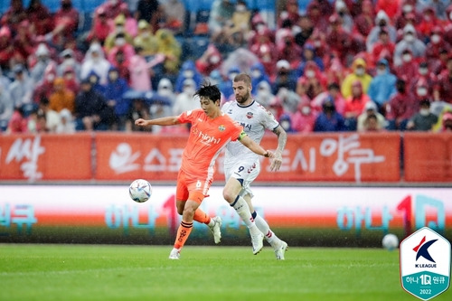 ▲ 강원FC 김동현(사진 왼쪽)과 수원FC 라스(오른쪽)가  경합하는 모습.[한국프로축구연맹 제공. 재판매 및 DB 금지]