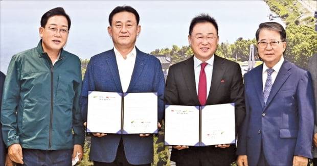 김태옥 시호나눔재단 이사장과 이충우 여주시장이 14일 업무협약식 후 기념촬영하고 있다. 왼쪽부터 김선교 국민의힘 의원, 이 시장, 김 이사장, 조병돈 전 이천시장.