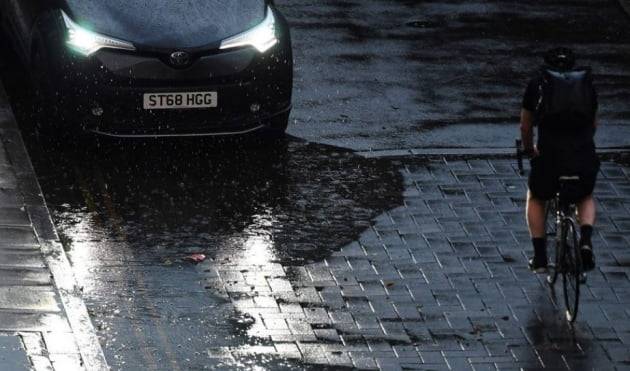 런던 도로에 고인 빗물. /사진=연합뉴스