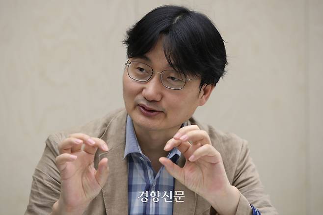 이태우 서울대학교 재료공학부 교수가 15일 서울 관악구 서울대에서 네이처지에 등재되는 인공 신경을 통한 척수 손상 동물 움직임 구현과 관련해 인터뷰를 하고 있다. 한수빈 기자