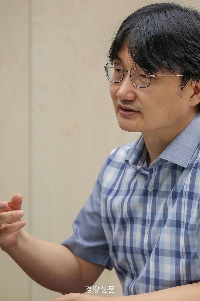 이태우 서울대학교 재료공학부 교수가 15일 서울 관악구 서울대에서 네이처지에 등재되는 인공 신경을 통한 척수 손상 동물 움직임 구현과 관련해 인터뷰를 하고 있다. 한수빈 기자