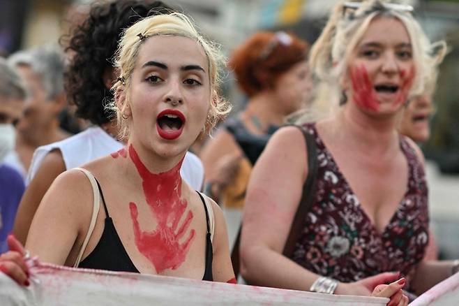 페미사이드 범죄에 대한 시위를 벌이고 있는 유럽의 여성들 | AFP연합뉴스