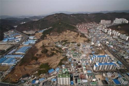 문화재청 ‘도난문화재 정보’에 최근 ‘도굴’로 등록된 신라시대 고분인 경북 구미시의 ‘황상동 고분군’(사적 470호) 전경. 문화재청 제공