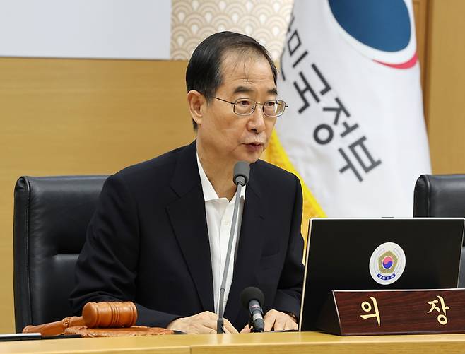한덕수 국무총리가 16일 오전 정부세종청사에서 서울청사와 영상으로 연결해 열린 국무회의를 주재하고 있다. 연합뉴스