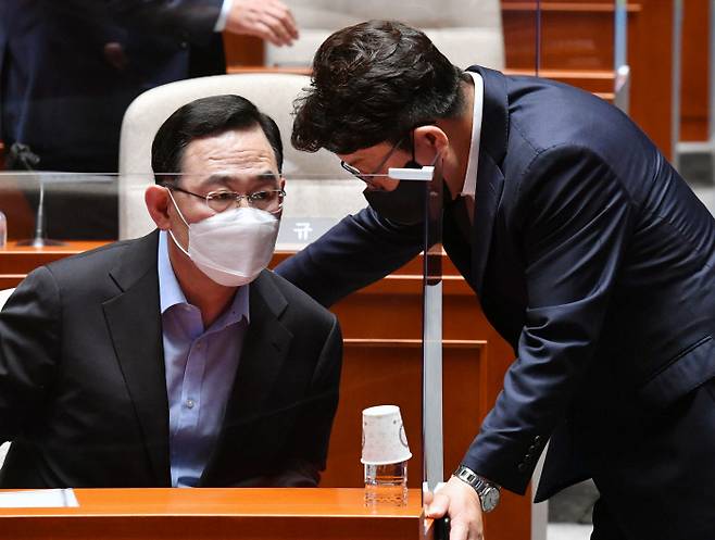 국민의힘 의총서 권성동 원내대표 재신임 주호영 국민의힘 비상대책위원장(왼쪽)과 권성동 원내대표가 16일 국회에서 열린 의원총회에서 이야기를 나누고 있다. 국회사진기자단