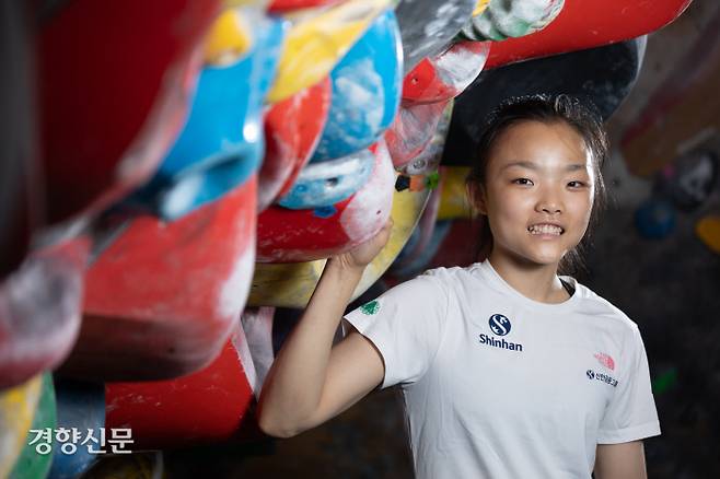 스포츠 클라이밍 국가대표 서채현이 지난 10일 서울 영등포구 실내 암장에서 경향신문과 인터뷰하고 있다. 그는 암벽 등반이 스스로 길을 찾아 완등에 도전하는 일이라 늘 재미있고 즐겁다고 말했다. 우철훈 선임기자 photowoo@kyunghyang.com