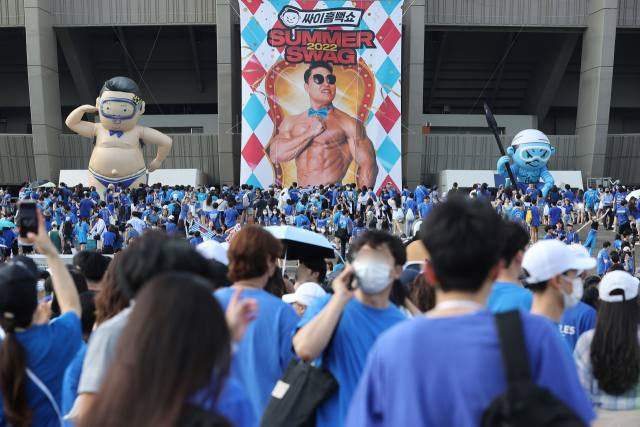 지난달 15일 서울 송파구 잠실올림픽주경기장에서 가수 싸이 콘서트 ‘흠뻑쇼’를 관람하기 위해 관객들이 모여 있다.    연합뉴스