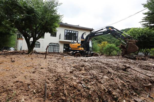 중부지방에 내린 많은 비로 산사태가 발생한 경기도 광주시 남한산성면 검복리 마을에서 지난 10일 오후 굴착기가 복구작업을 하고 있다. 연합뉴스