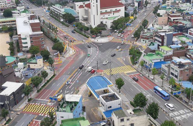 인천시 중구 신광초등학교 인근에 설치된 노란색 횡단보도. 인천시 제공