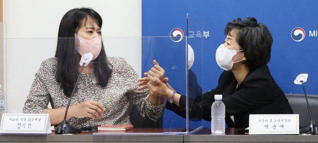 학부모 단체 대표가 지난 2일 서울 종로구 정부서울청사에서 열린 학부모단체간담회에서 박순애 전 부총리의 손을 뿌리치고 있다. 단체 대표가 발언 도중 눈물을 보이자 박 전 부총리가 달래려다 실랑이가 벌어졌다. 연합뉴스