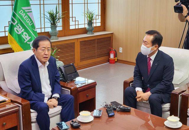 홍준표 대구시장과 권기창 안동시장이 지난 11일 대구시청에서 만나 댐 물을 대구 식수원으로 사용하는 방안에 대해 이야기를 나누고 있다. 대구시 제공