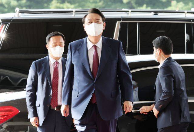 윤석열 대통령이 취임 100일 하루 앞둔 16일 오전 서울 용산 대통령실 청사로 출근하고 있다. 연합뉴스