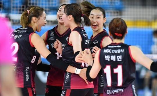 KGC인삼공사 선수들이 16일 순천 팔마체육관에서 열린 2022 순천·도드람컵 프로배구대회 여자부 페퍼저축은행과의 경기에서 득점한 뒤 기뻐하고 있다. [한국배구연맹 제공]