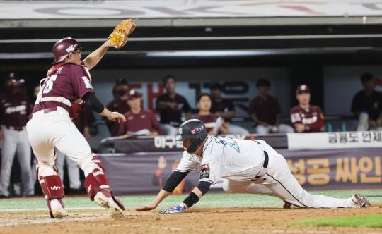 키움-kt의 수원경기. 9회말 1사 1, 3루에서 배정대의 좌익수쪽 희생플라이때 장성우가 혼신의 힘을 다해 홈으로 뛰어들어 끝내기 득점을 올리고 있다.[연합뉴스 제공]